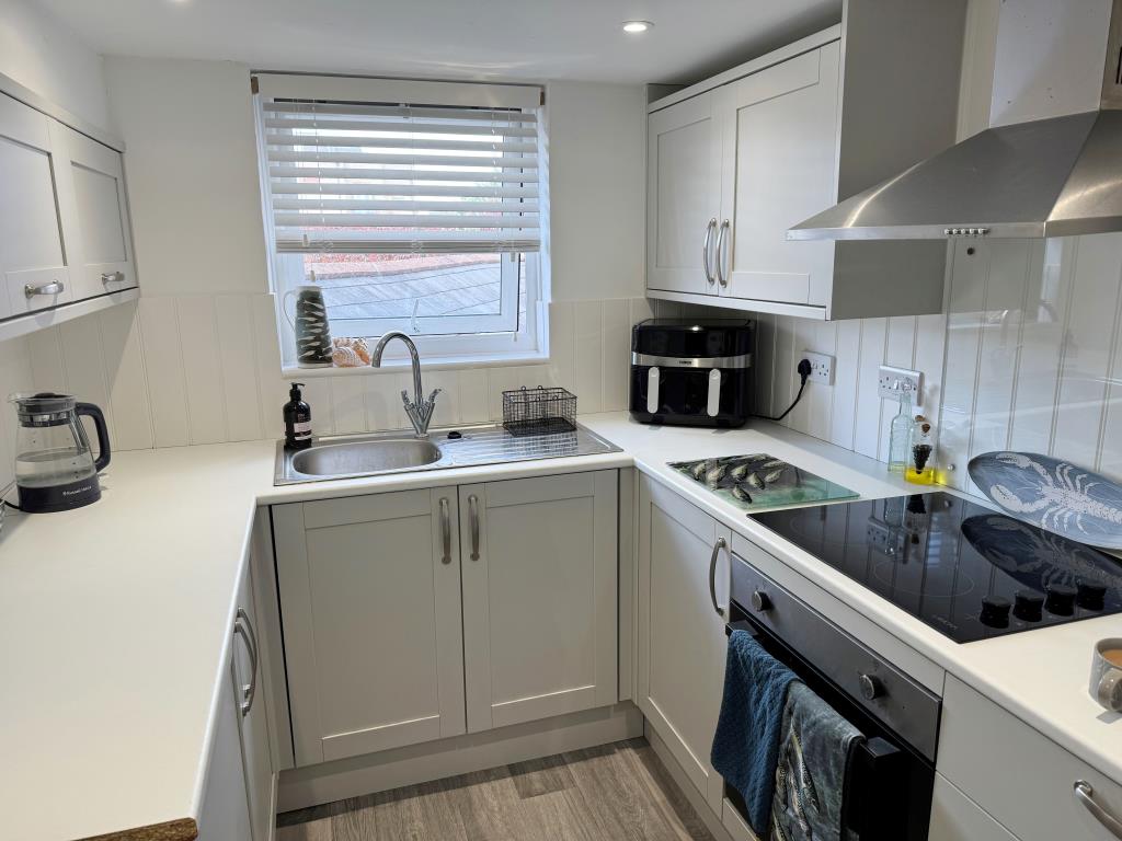 Lot: 69 - SHOP AND TWO-BEDROOM FLAT FOR INVESTMENT OR OWNER OCCUPATION - Modern fitted kitchen